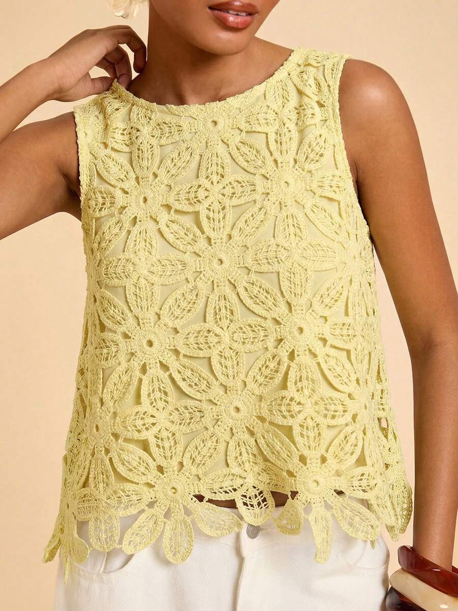 Blusa feminina para verão com bordado floral e acabamento decorativo
