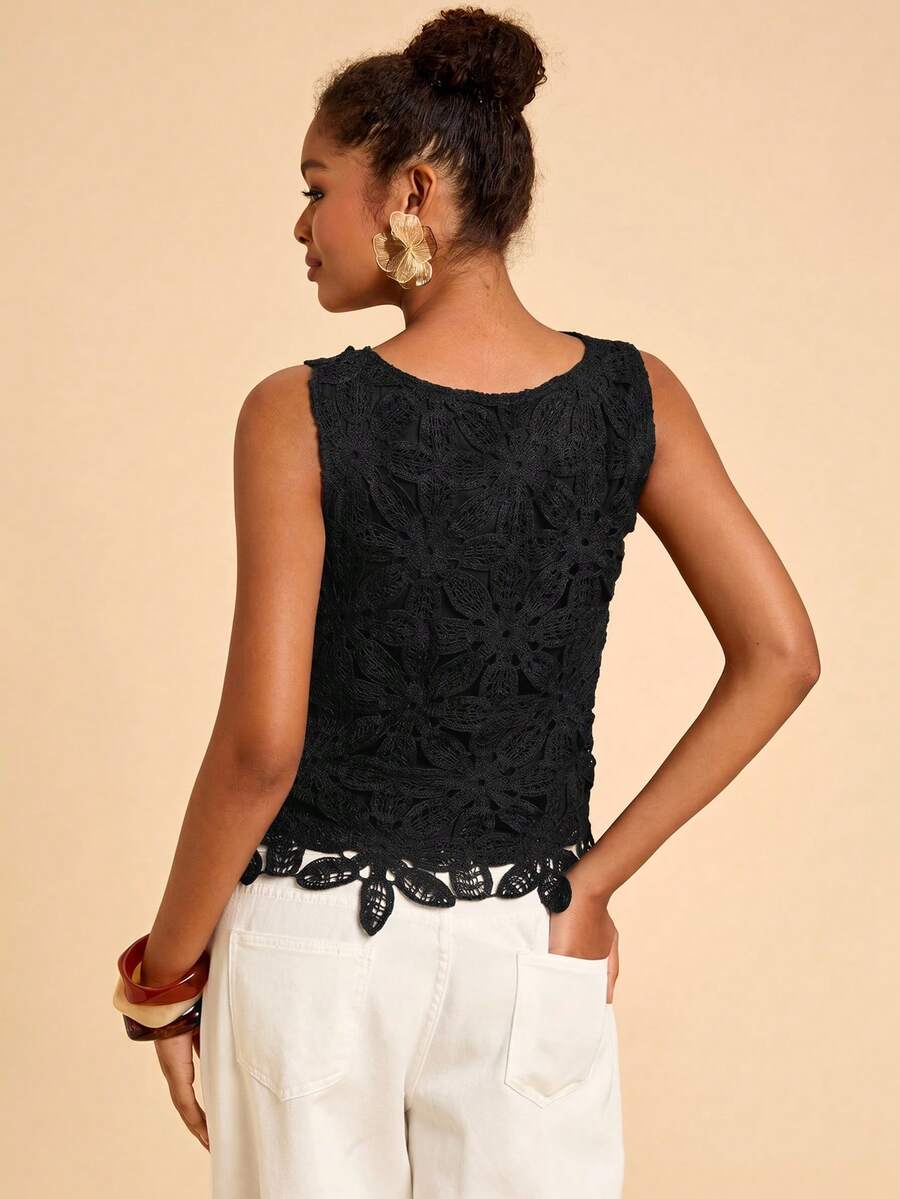 Blusa feminina preta com forro e acabamento vazado em guipir