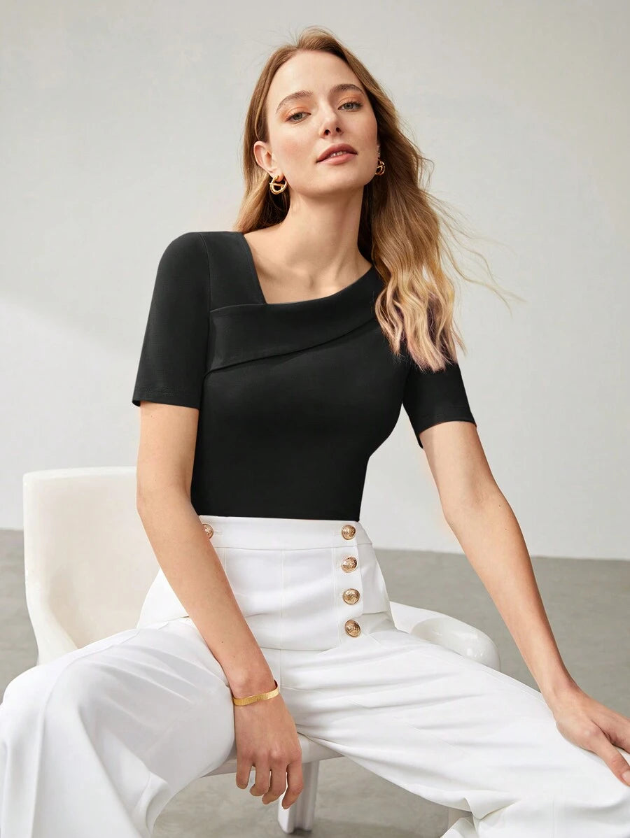 Blusa feminina preta com gola assimétrica e modelagem ajustada