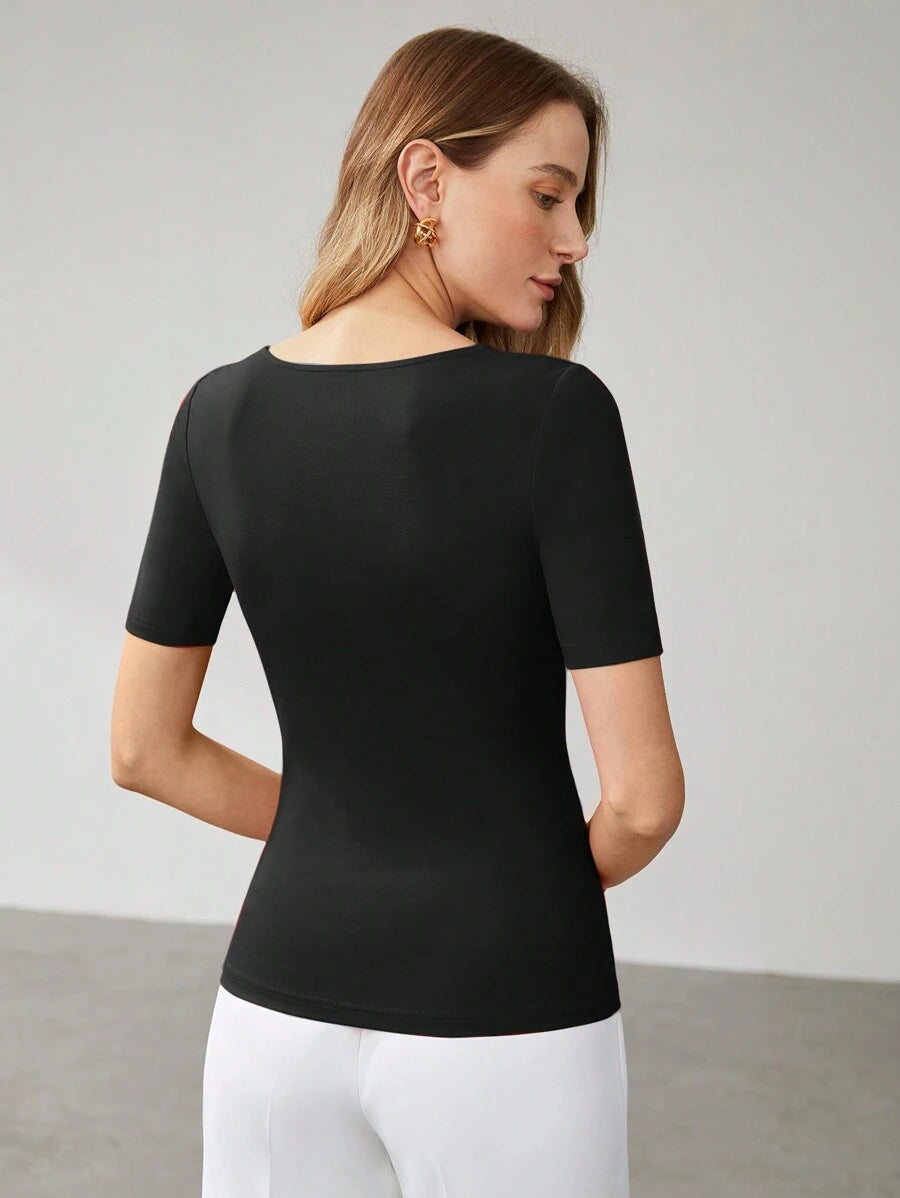 Blusa feminina preta com gola assimétrica e modelagem ajustada