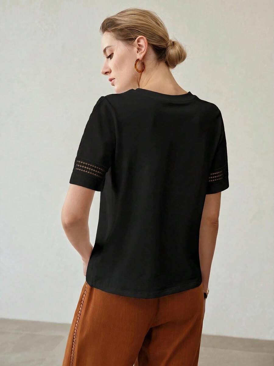 Blusa feminina preta de algodão com acabamento vazado nos ombros e mangas para look Primavera Verão