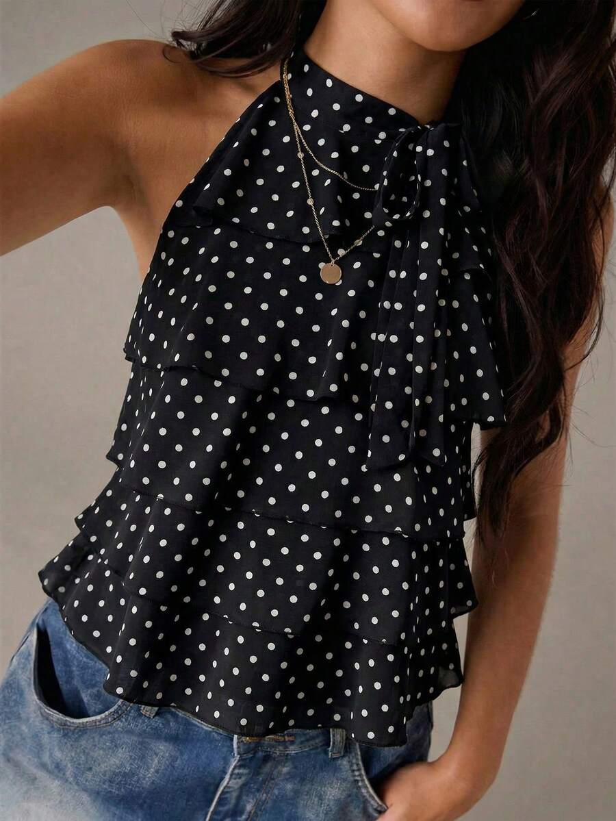 Blusa feminina preta de bolinhas com decote halter e laço