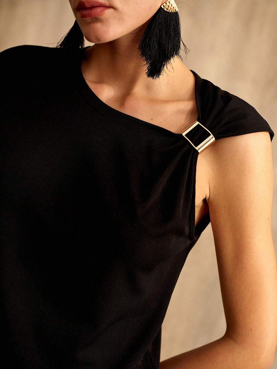 Blusa feminina preta de tecido leve com manga boné, caimento regular e acabamento assimétrico no decote 