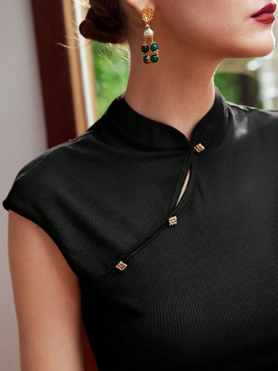 Blusa feminina preta de viscose com elastano combinada com saia midi clara em look elegante e sofisticado