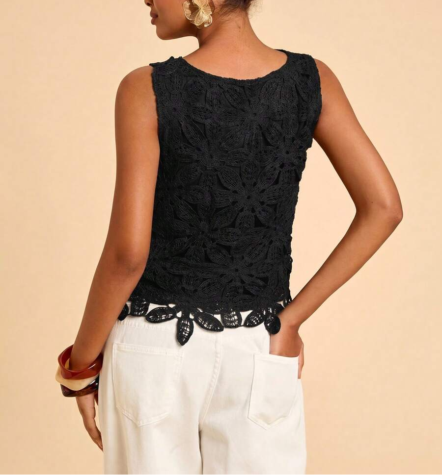  Blusa feminina  preta elegante com bordados e detalhes em renda floral