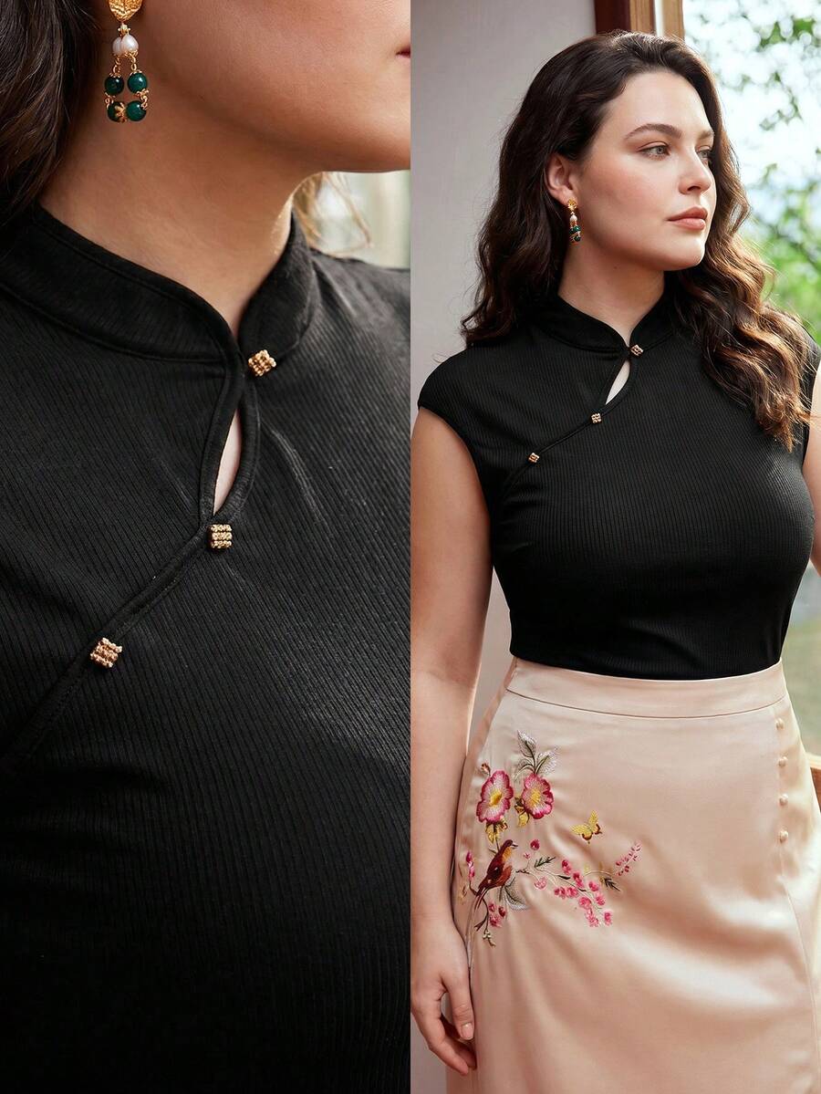 Blusa feminina preta em malha canelada com manga boné e detalhe assimétrico usada em produção social refinada Plus Size 