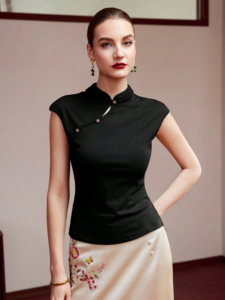 Blusa feminina preta em malha canelada com modelagem Slim Fit, manga boné e colarinho baixo elegante