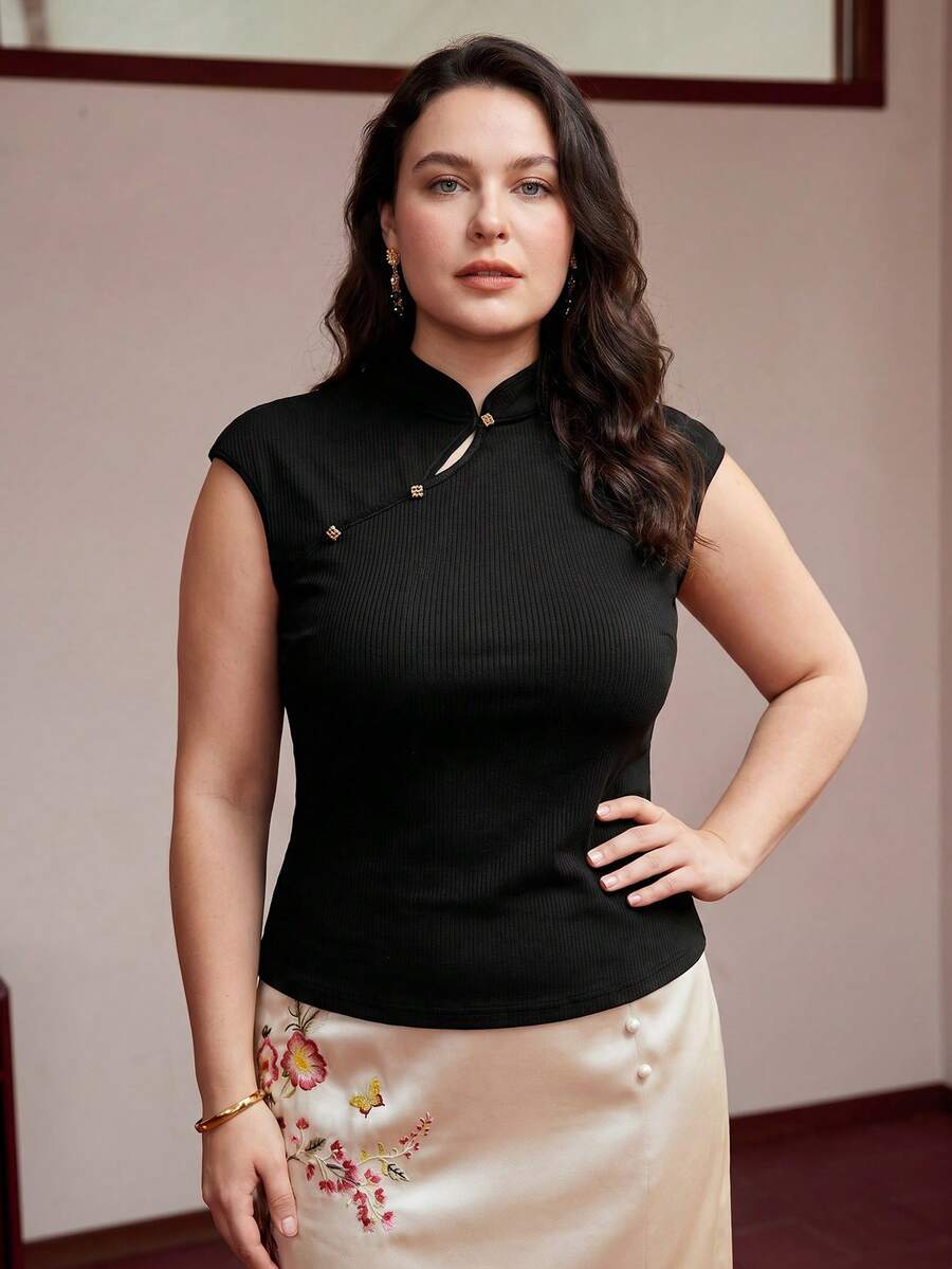 Blusa feminina preta em malha canelada com modelagem Slim Fit, manga boné e colarinho baixo elegante - Plus Size - Boutique do Encanto 