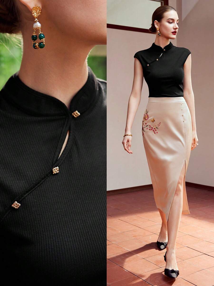 Blusa feminina preta em malha canelada com modelagem Slim Fit, manga boné e colarinho baixo elegante
