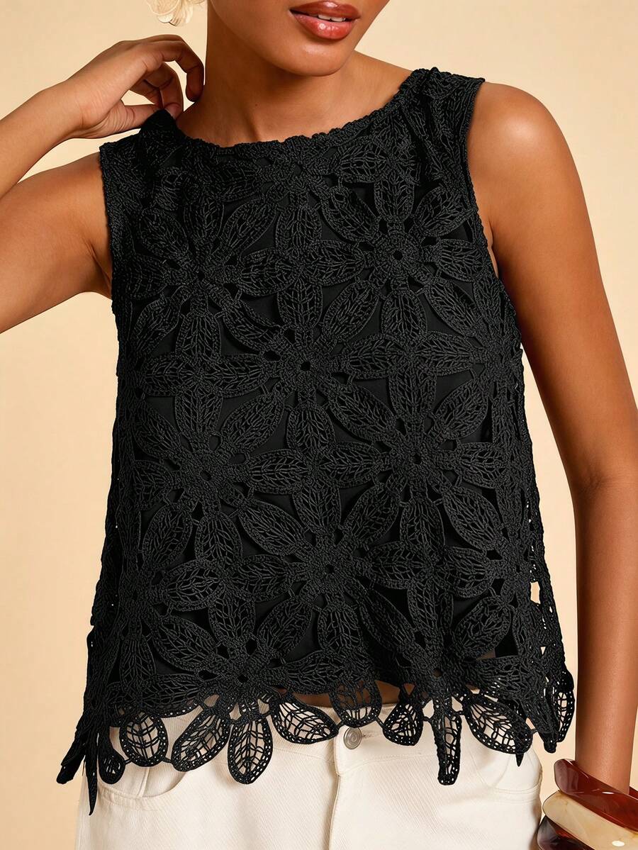 Blusa feminina  preta bordada sem mangas com detalhes florais e acabamento delicado 