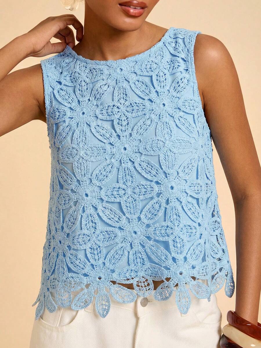 Blusa feminina sem mangas com apliques bordados e detalhes decorativos