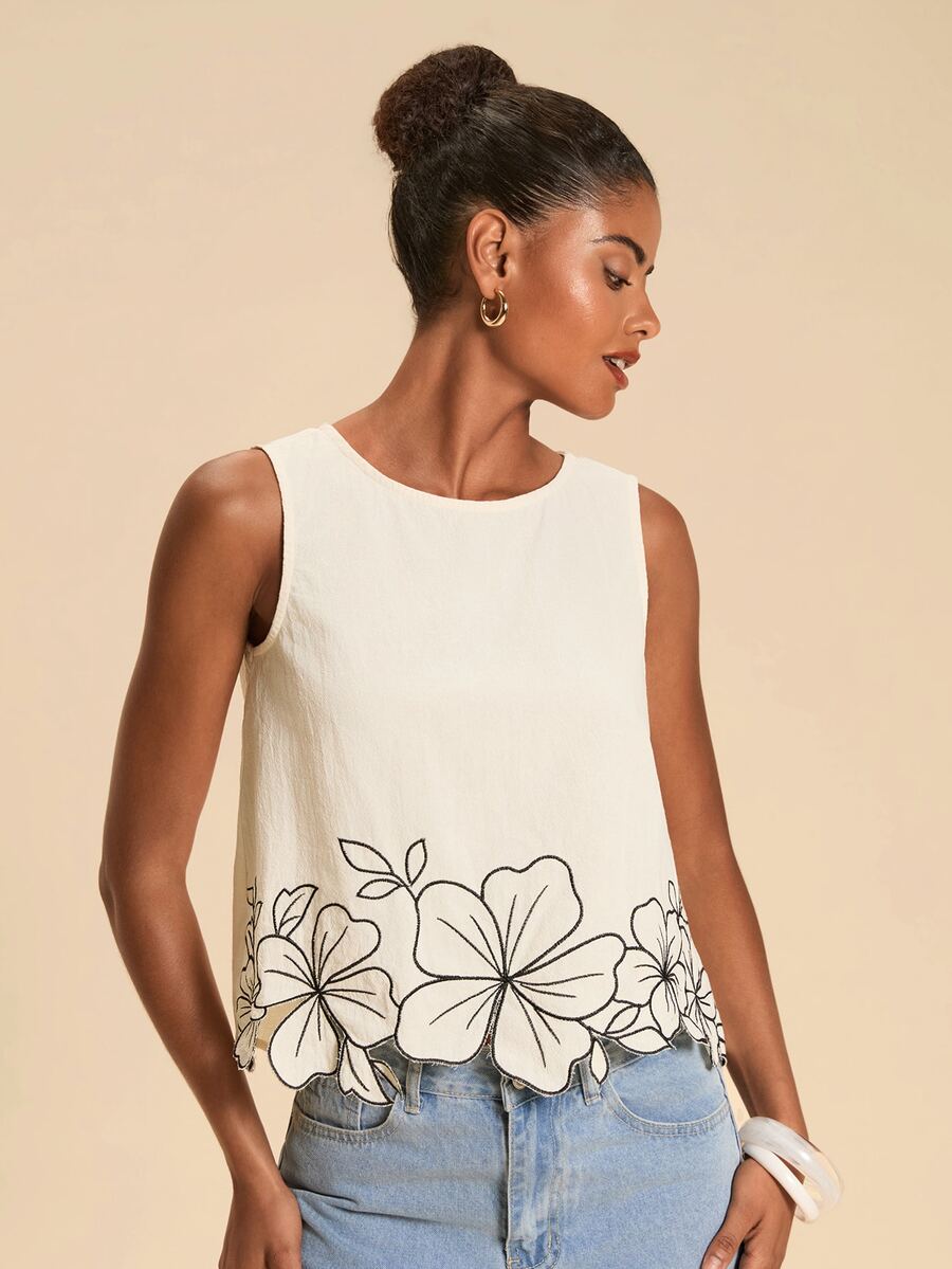 Blusa feminina sem mangas com apliques bordados e detalhes decorativos