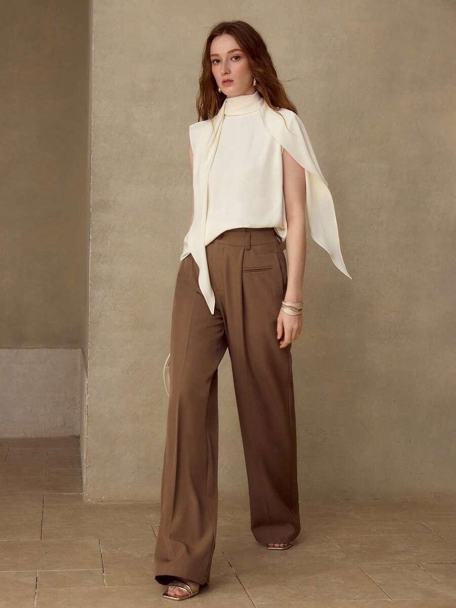 Blusa feminina sofisticada Creme Baunilha combinada com calça marrom - Boutique do Encanto 