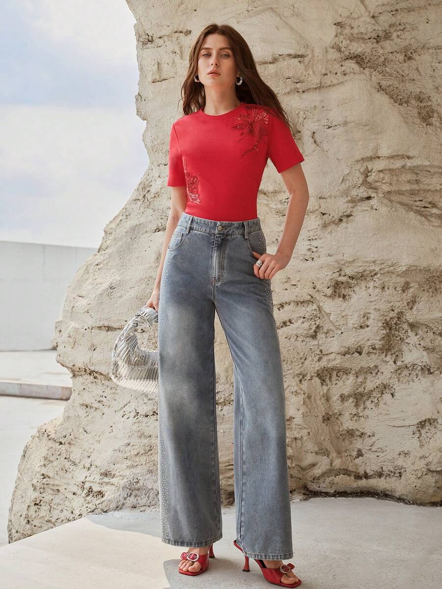 Blusa feminina vermelha em algodão com aplicação floral em paetês