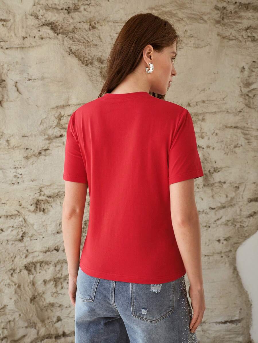 Blusa feminina vermelha em algodão com aplicação floral em paetês