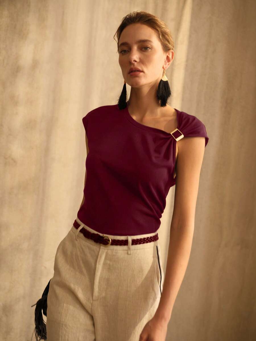 Blusa feminina vinho com detalhe de fivela metálica no decote e acabamento elegante para looks casuais e sociais
