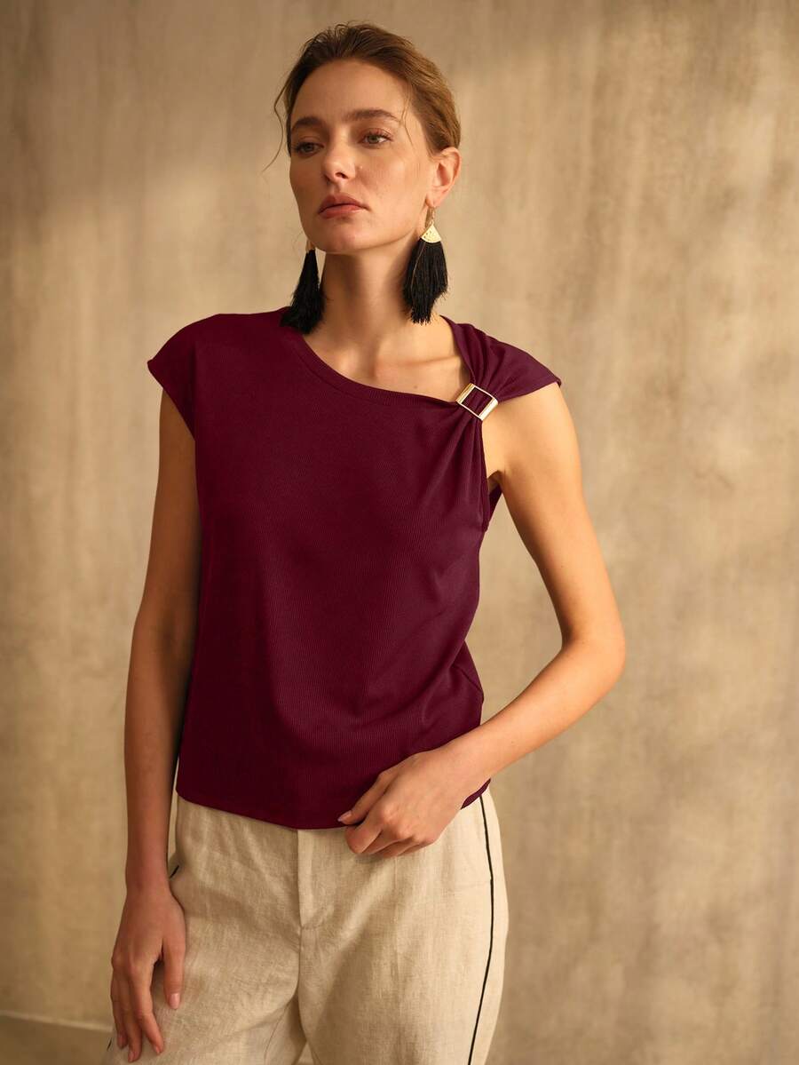 Blusa feminina vinho de comprimento regular com decote assimétrico e detalhe metálico decorativo no ombro