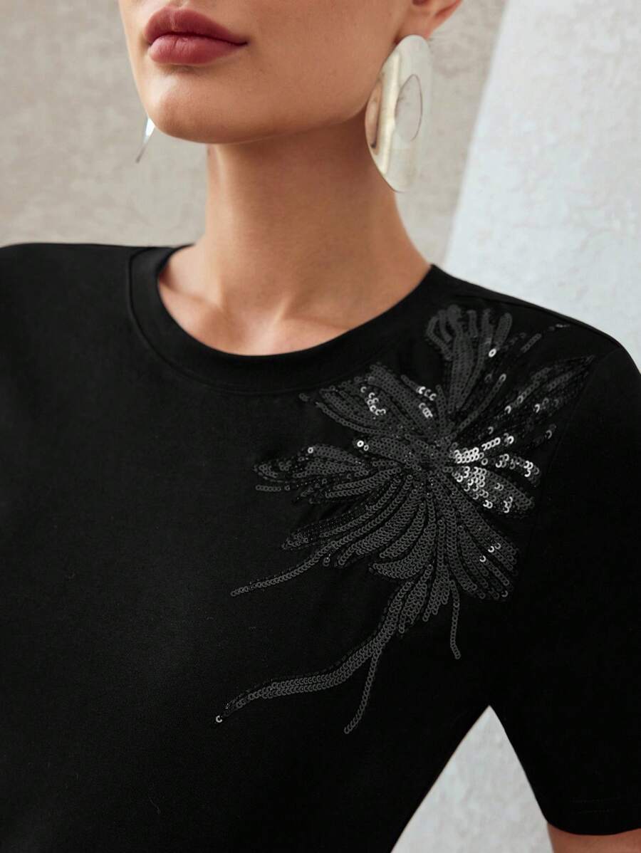 Blusa  preta com aplicação floral em paetês GG ao 4XG Boutique do Encanto 