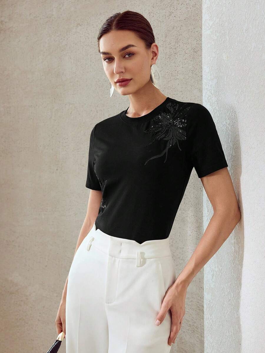 Blusa  preta com aplicação floral em paetês GG ao 4XG Boutique do Encanto 