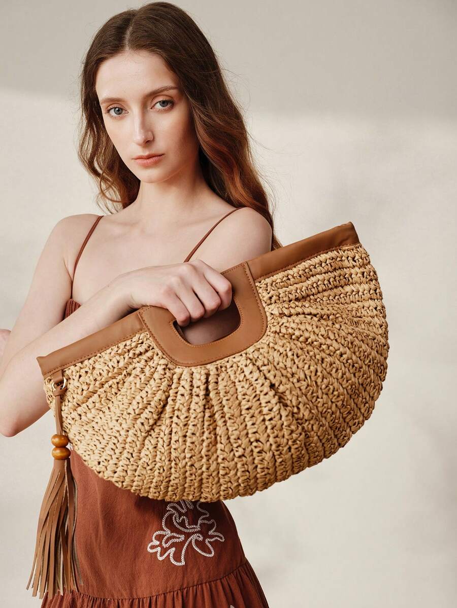 Bolsa bege com trama natural e detalhe lateral de franjas