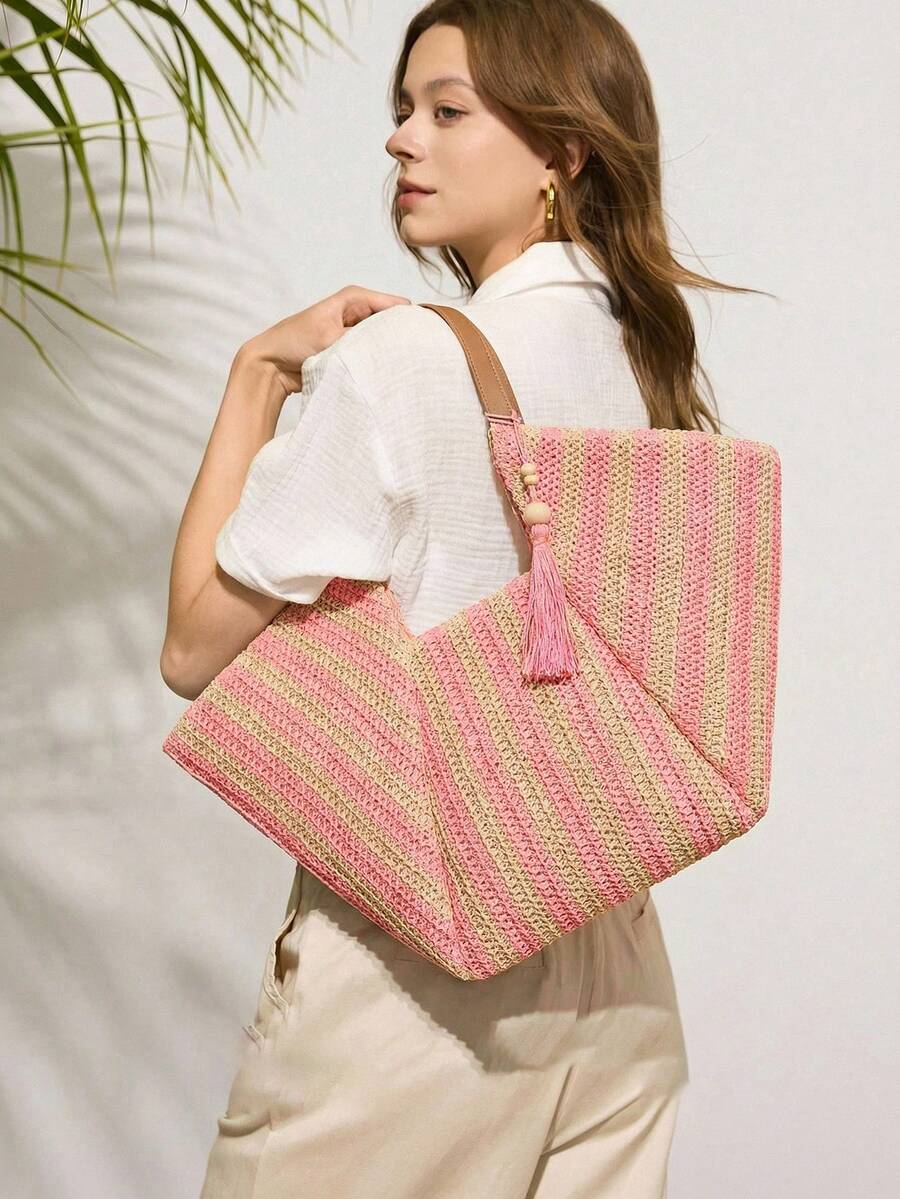 Bolsa feminina bege com alças duplas e trama texturizada