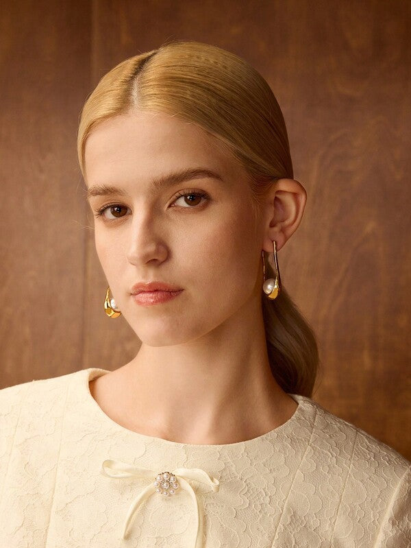 Brincos Minimalistas Femininos Formato U com Pérola - Banhados a Ouro 18 K - Gold Curve Collection - Boutique do Encanto Brincos 