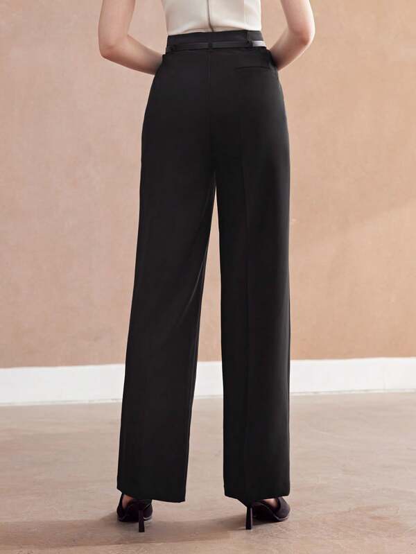 Calça Feminina Perna Reta - Cores Preto - Branco - Castanho - Cintura Natural, Zíper Frontal e Bolsos - Coleção Entre Estações - Boutique do Encanto 