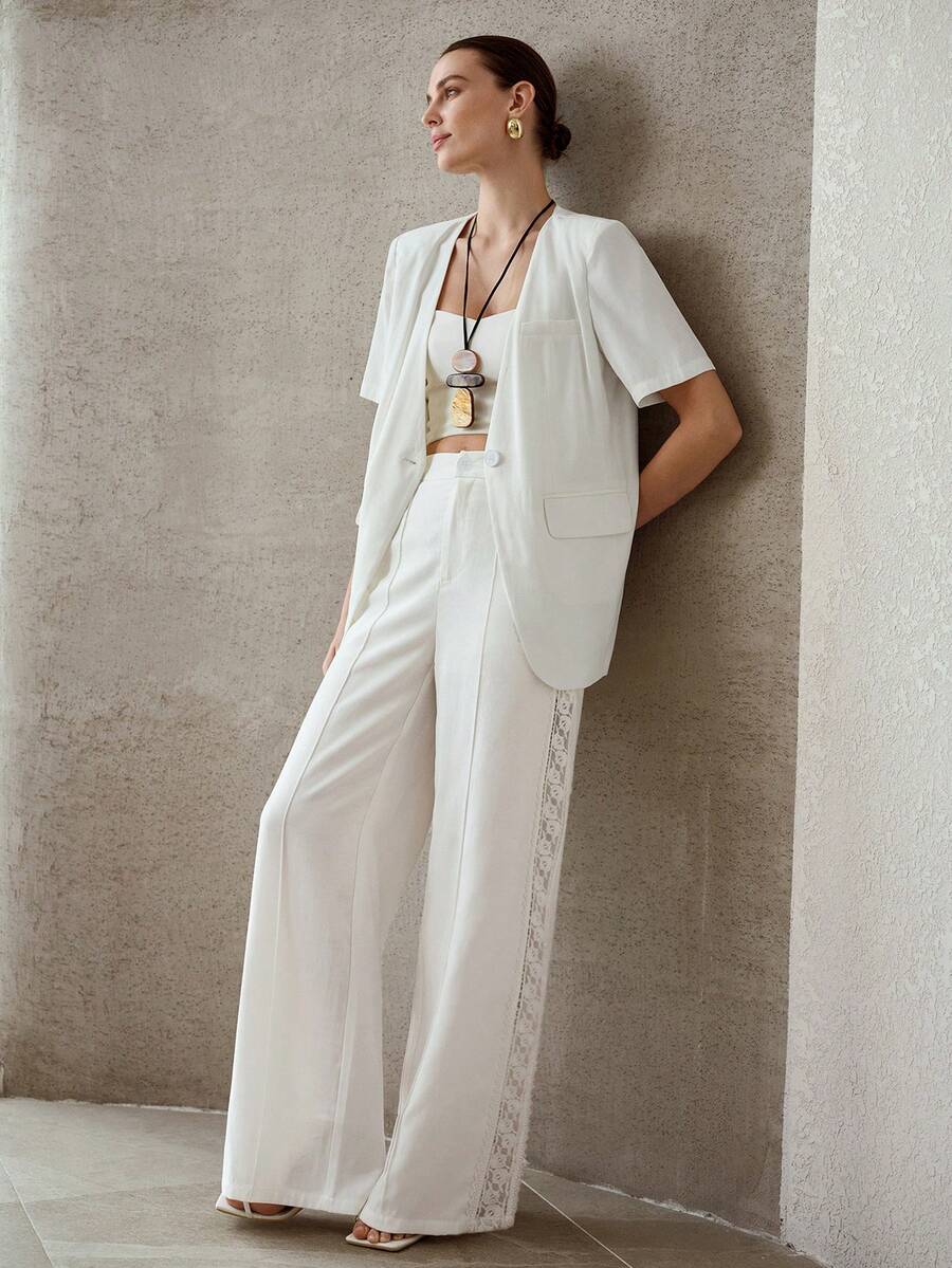 Calça Off White de perna reta com pregas frontais
