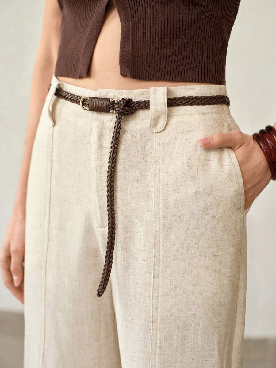 Calça Plus Size de perna ampla com bolsos e passantes