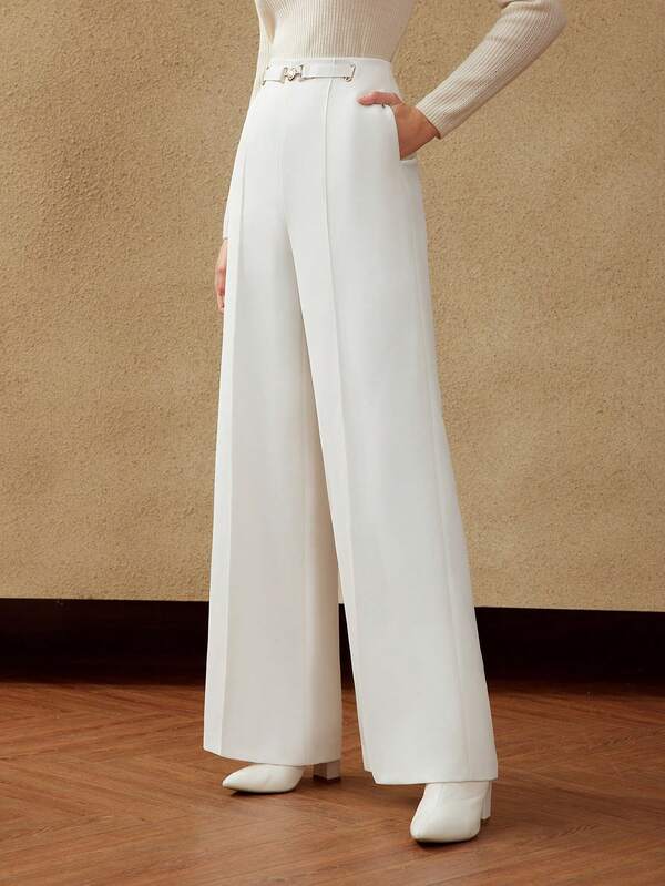 Calça Social Feminia Perna Larga com Pregas e Detalhe Metálico - Alfaiataria Premium - Cores Básicas Preto e Branco - Boutique do Encanto Calças