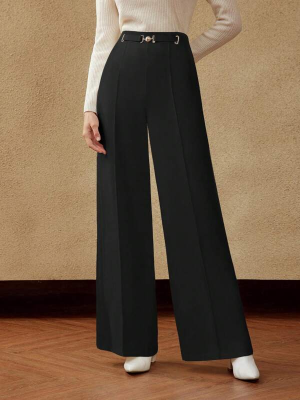 Calça Social Feminia Perna Larga com Pregas e Detalhe Metálico - Alfaiataria Premium - Cores Básicas Preto e Branco - Boutique do Encanto Calças