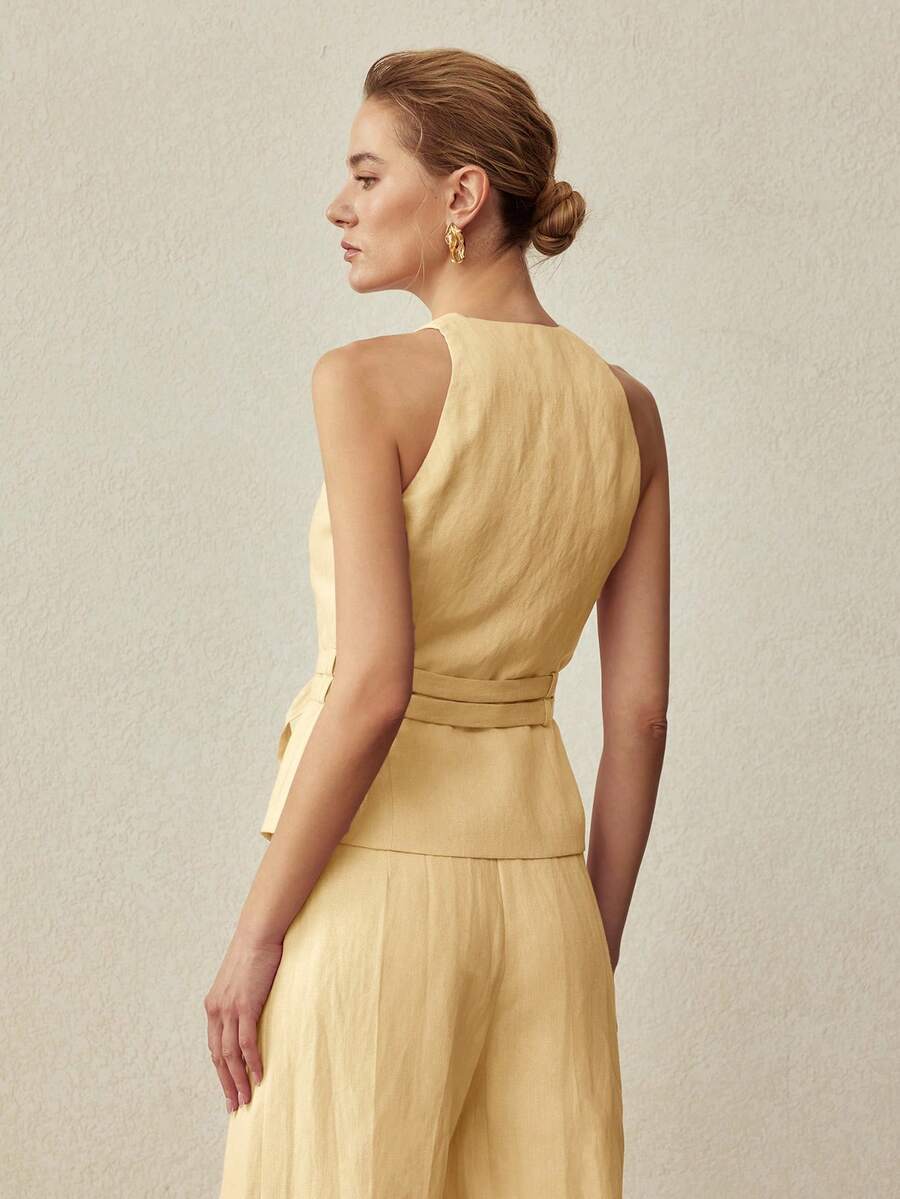 Calça e colete femininos cor amarelo baunilha, pantalona com caimento amplo e elegante e colete acinturado  