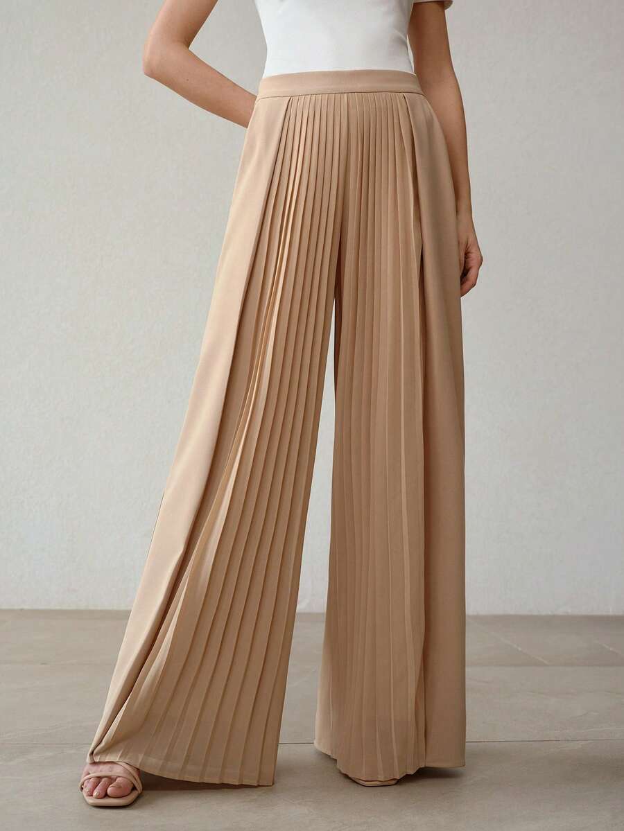 Calça feminina ampla com detalhe plissado na parte frontal