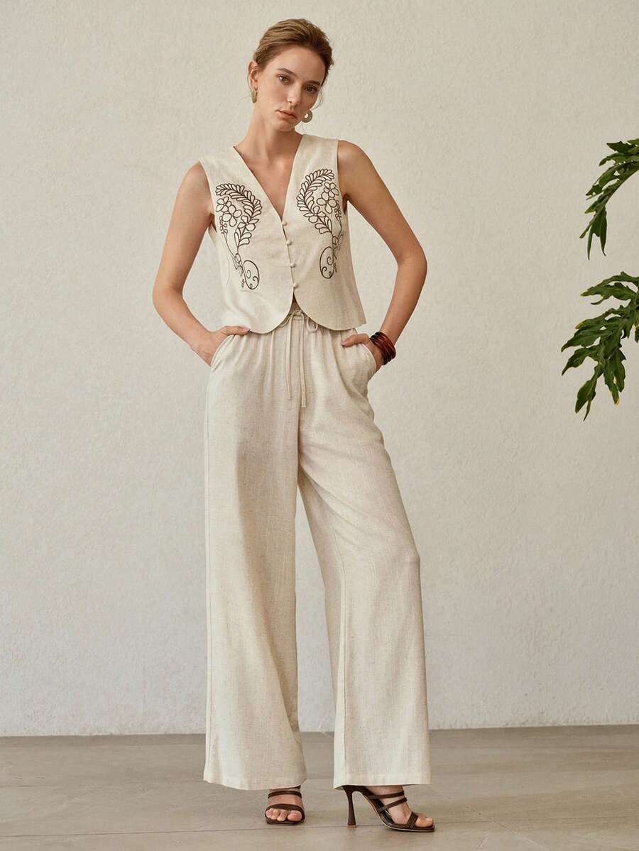 Calça feminina bege de modelagem ampla com ajuste na cintura