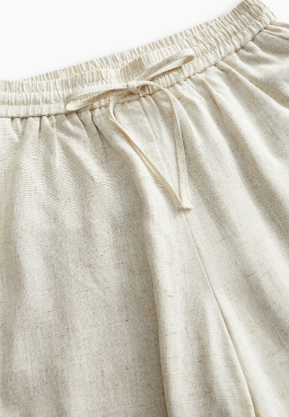 Calça feminina bege de modelagem ampla com ajuste na cintura