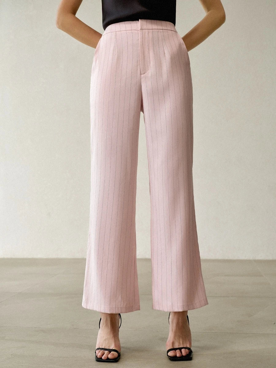 Calça feminina de cintura natural com modelagem pantalona