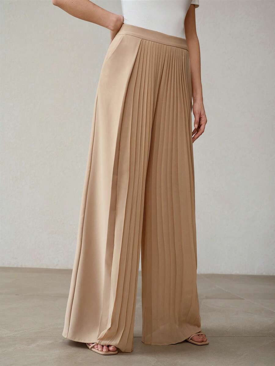 Calça feminina longa plissada de caimento fluido