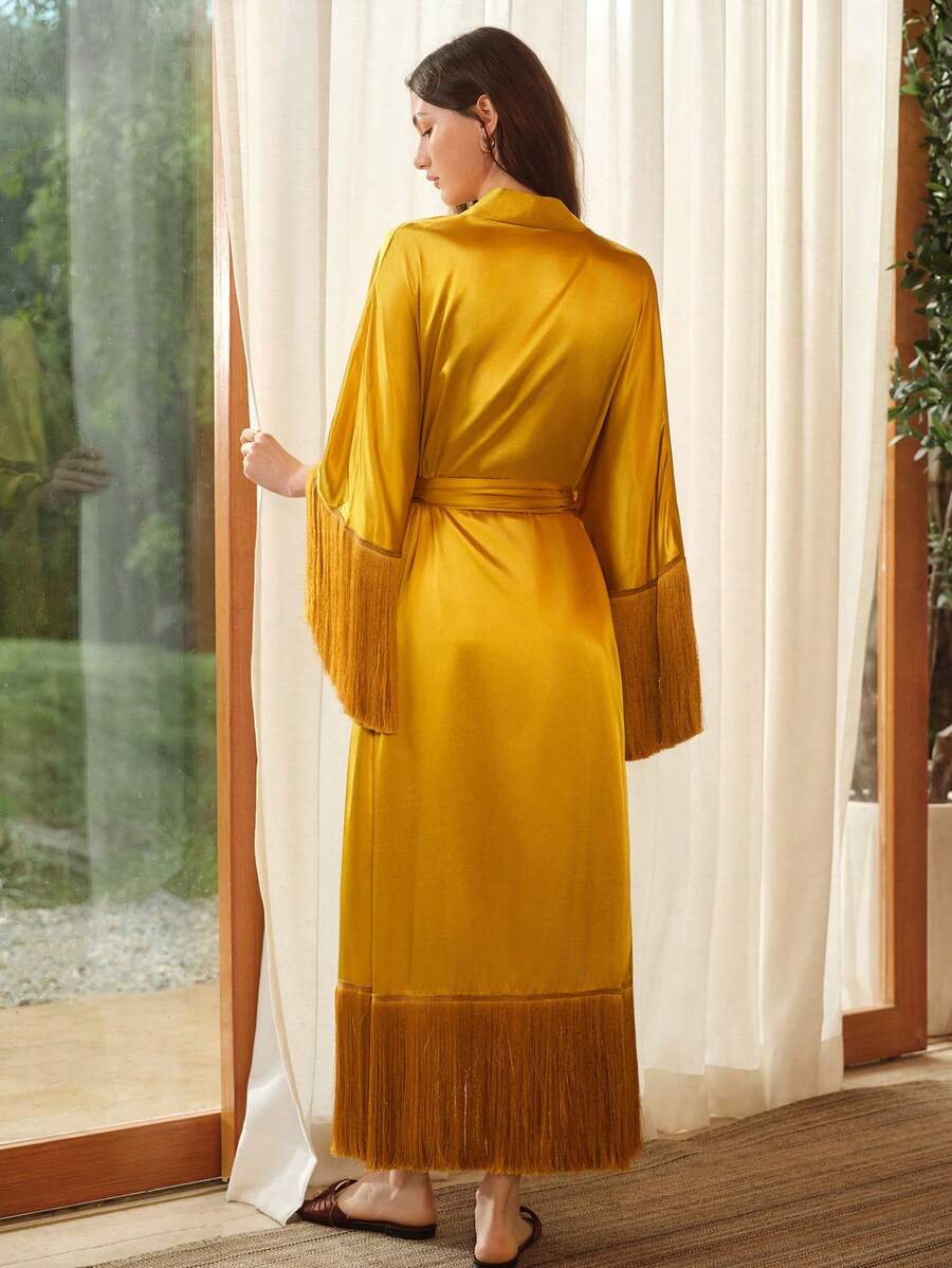 Camisola acetinada dourada com alças finas e robe elegante