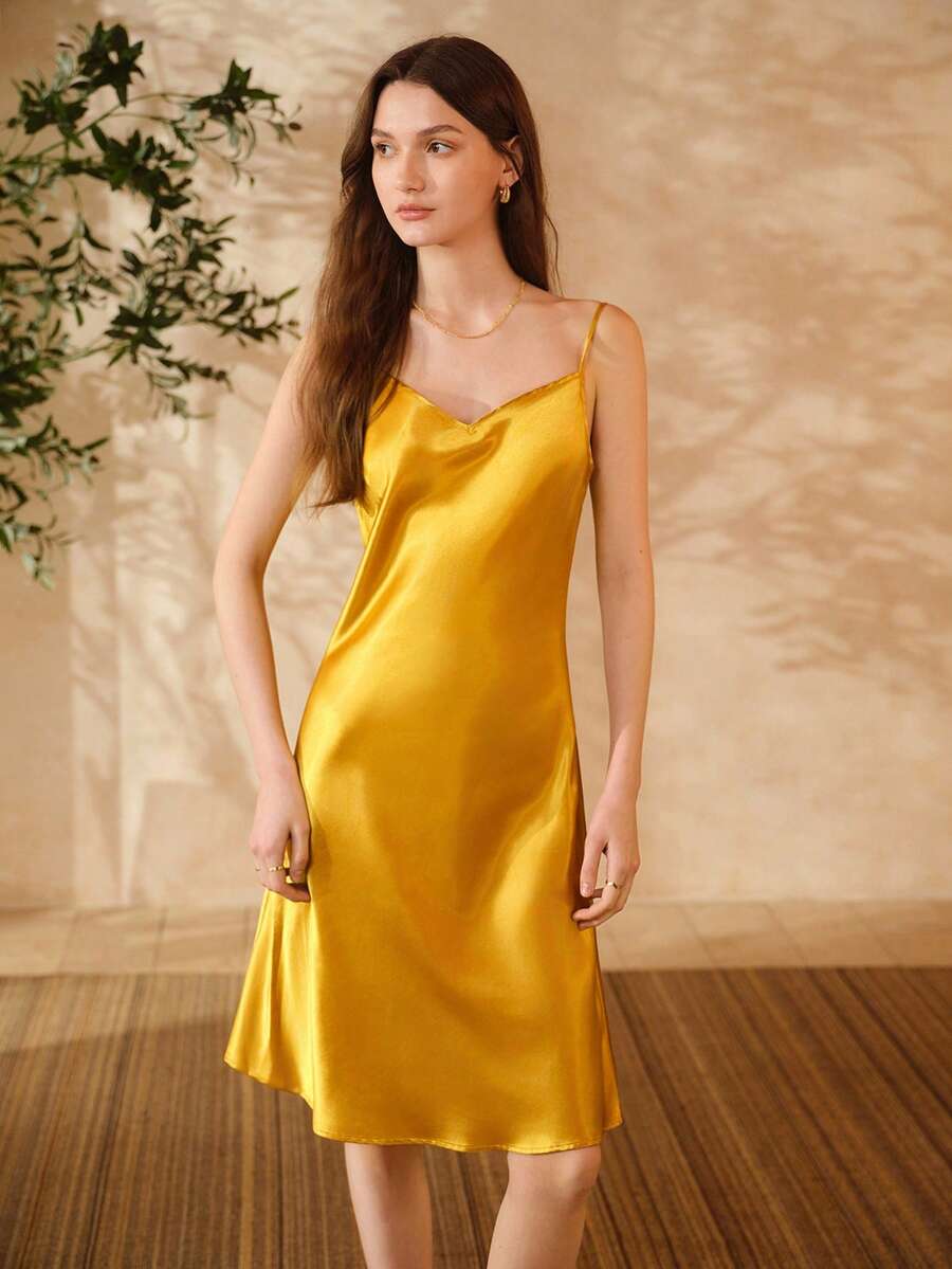 Camisola feminina dourada elegante com robe acetinado luxo