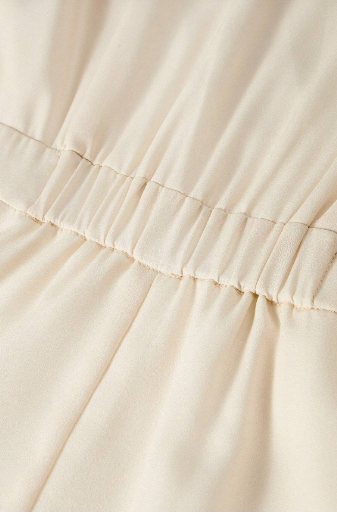 Cintura traseira: Detalhe da cintura traseira franzida e elastizada do vestido midi feminino