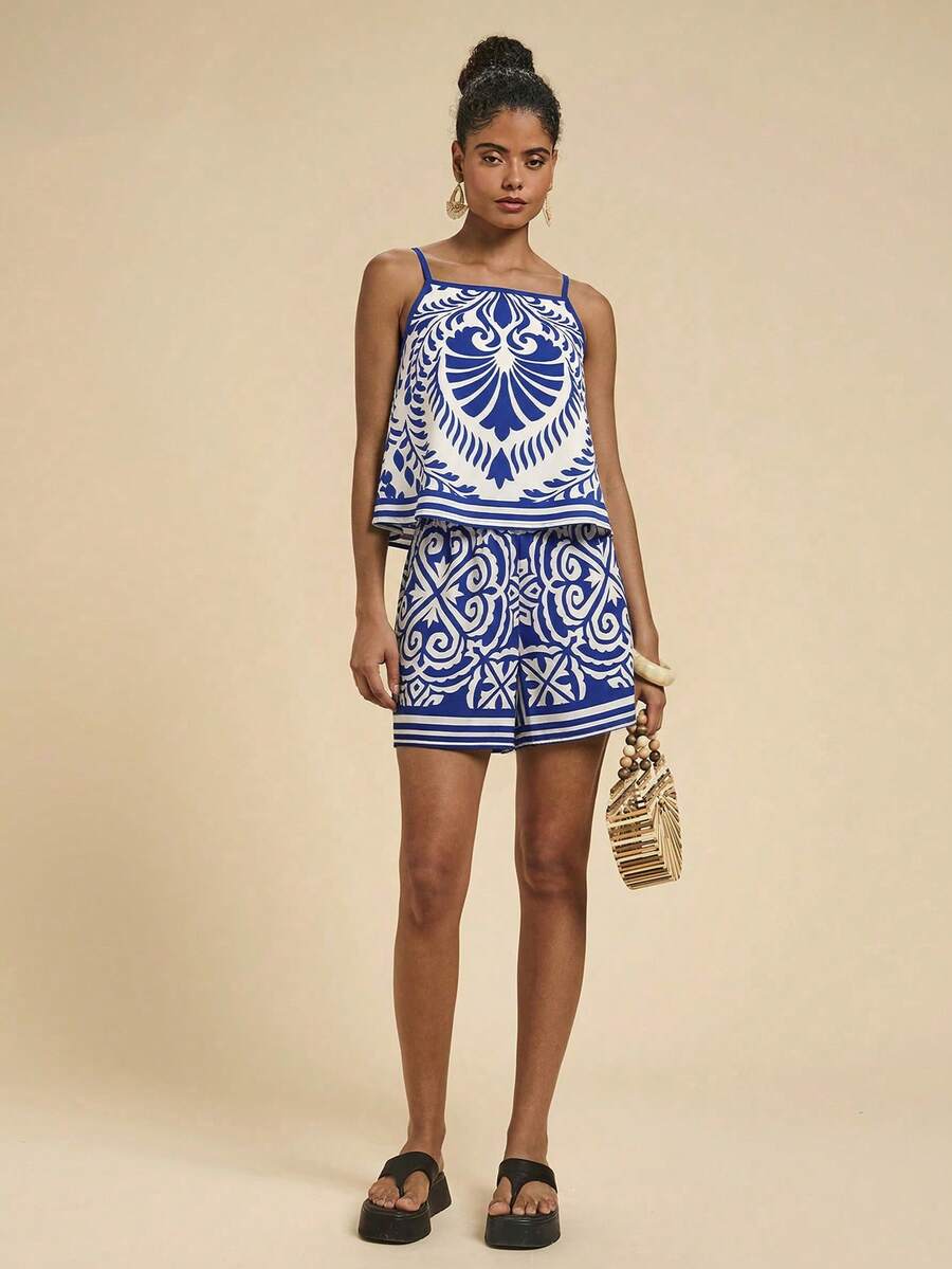 Conjunto feminino azul com regata e shorts em estampa ornamental