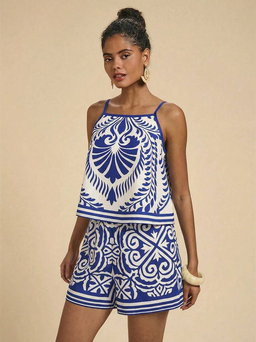 Conjunto feminino azul com regata e shorts em estampa ornamental