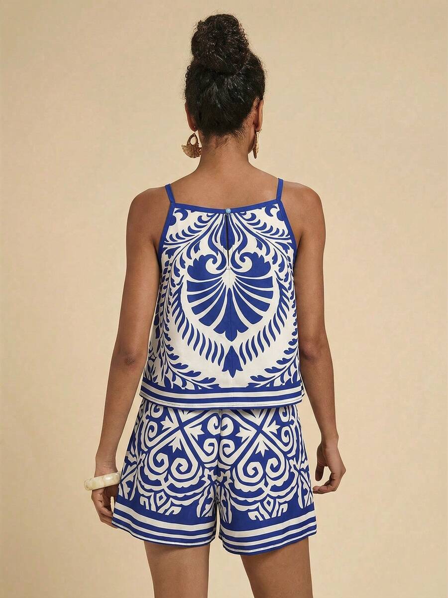 Conjunto feminino azul com regata e shorts em estampa ornamental