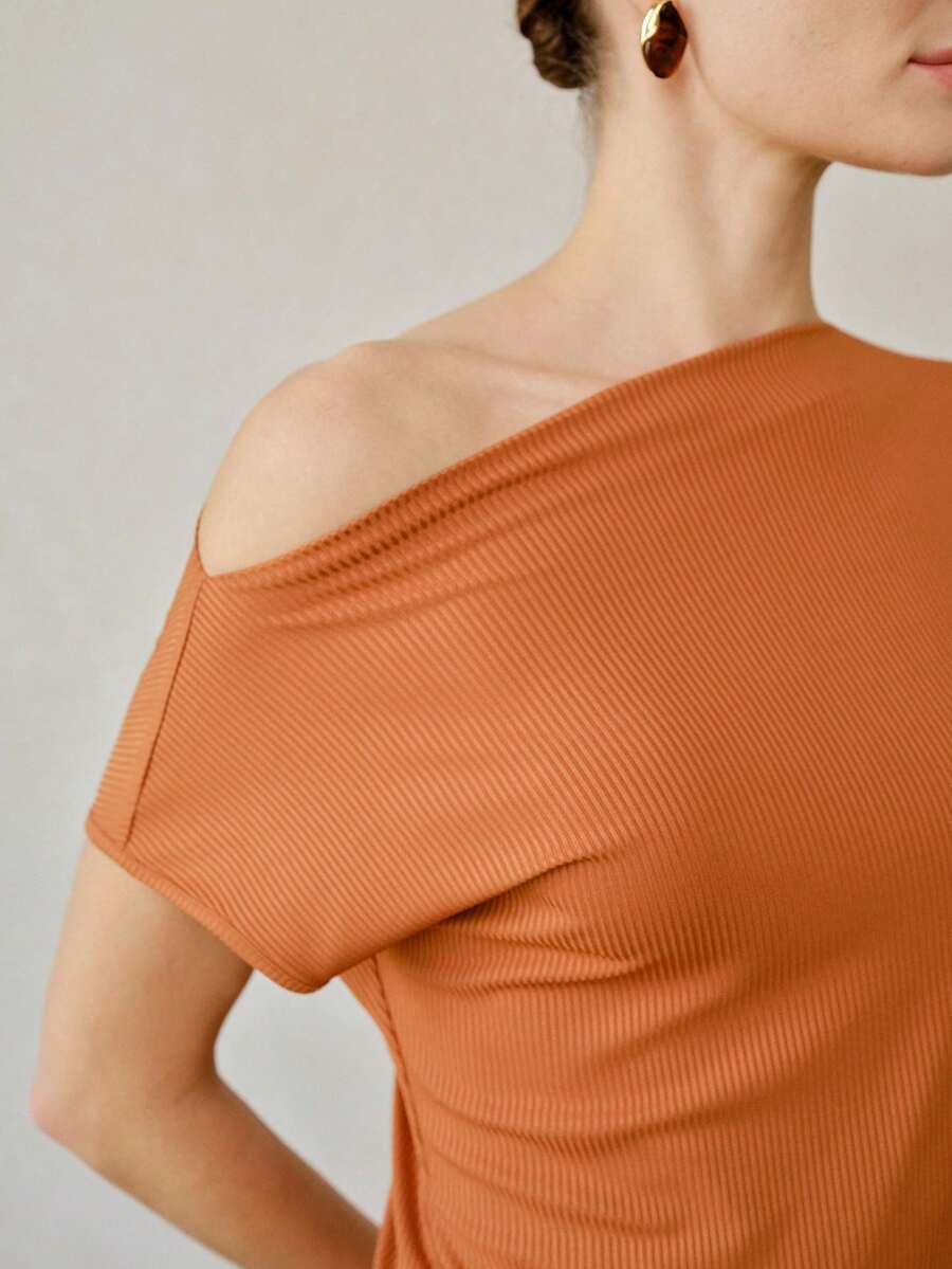Conjunto feminino castanho casual com detalhe torcido e calça de caimento fluido.