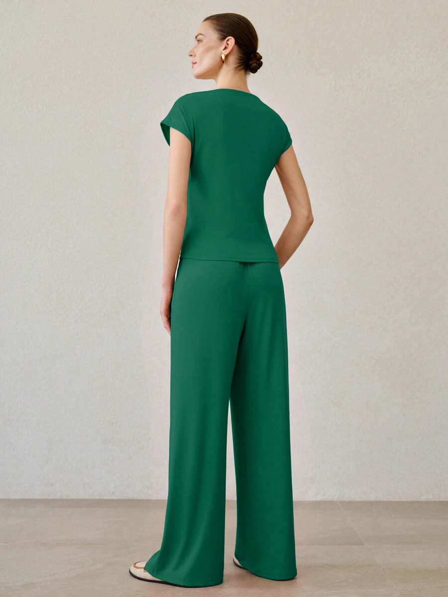 Conjunto feminino casual meia estação verde com blusa assimétrica e calça pantalona.