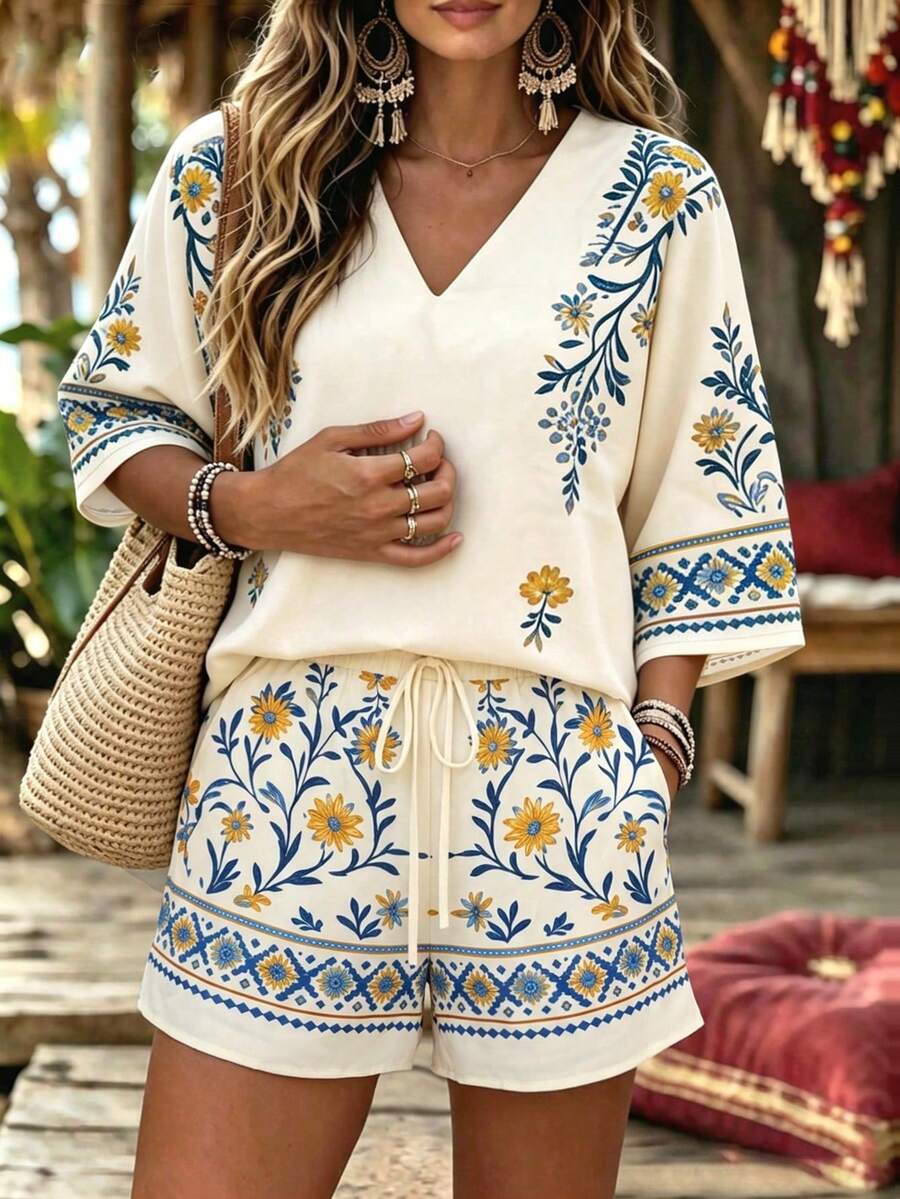 Conjunto feminino off white com detalhe  floral azul, com blusa e shorts – Boutique do Encanto