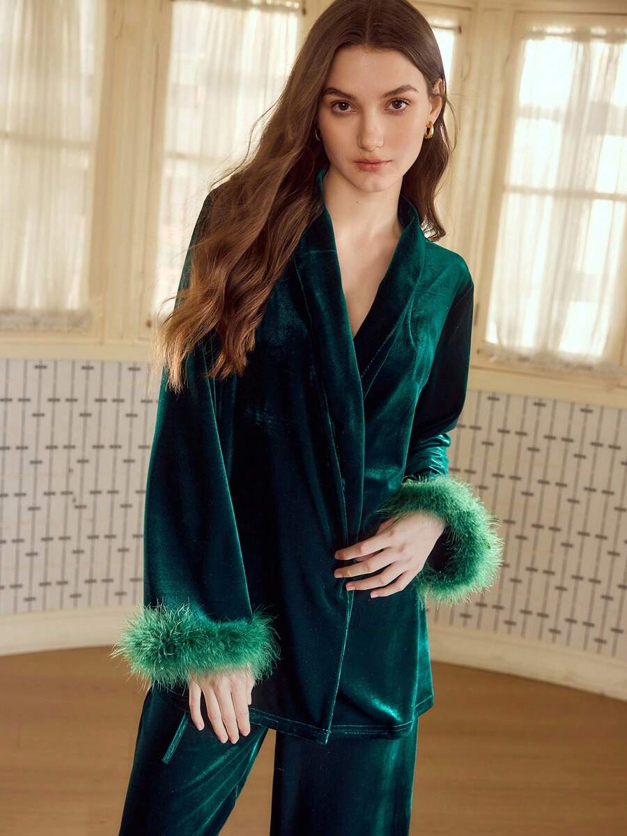Conjunto feminino premium em veludo verde esmeralda com plumas