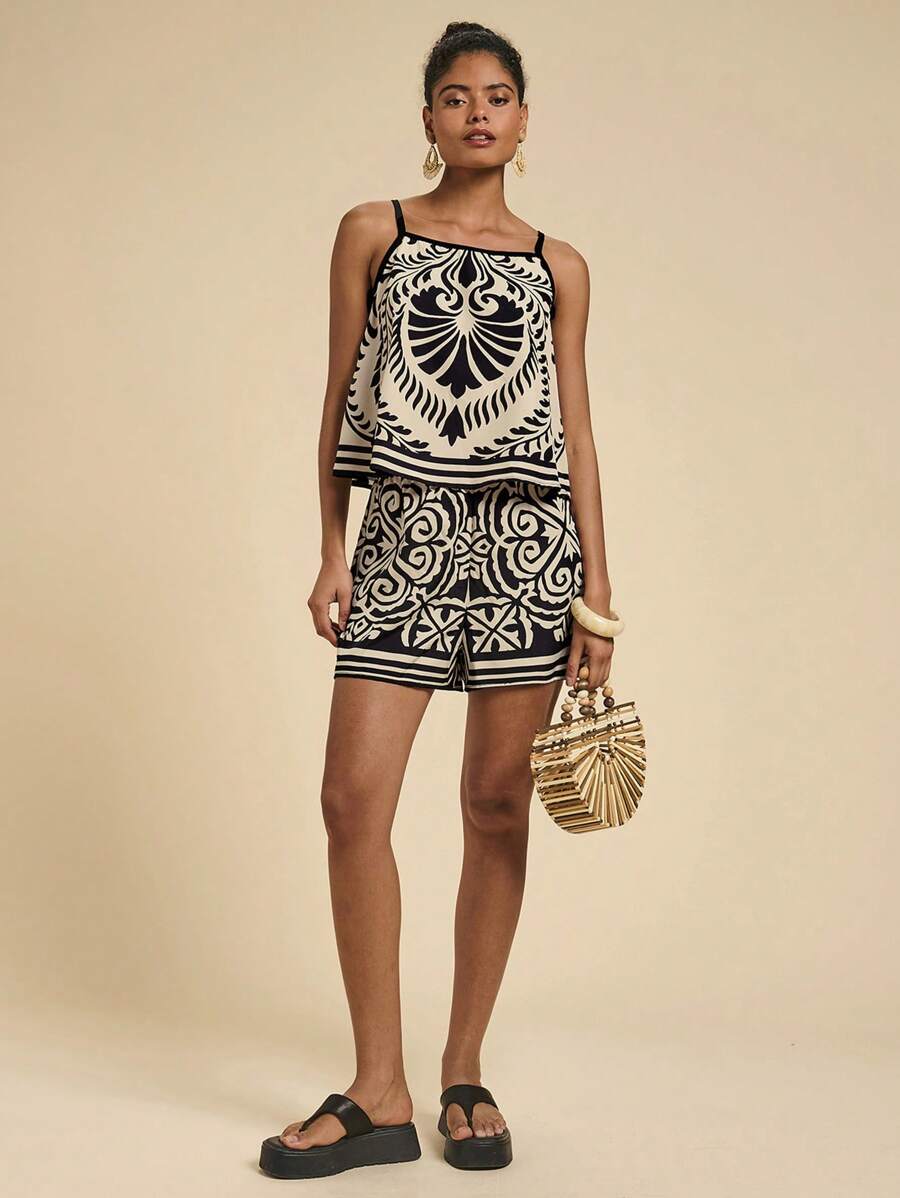 Conjunto feminino preto com estampa ornamental e shorts 