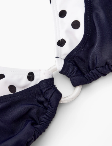 Detalhe da amarração do biquíni Preto e Off White com acabamento contrastante
