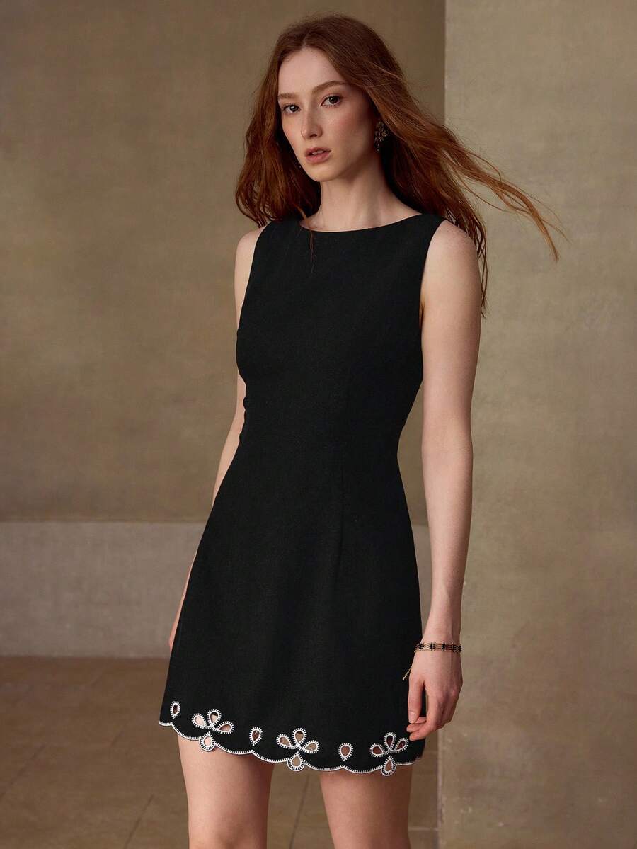 Detalhe da barra bordada e vazada do vestido feminino preto
